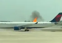 Cerca 300 passageiros são evacuados após incêndio em avião imagem