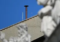 Chaminé do conclave é instalada pelo Vaticano na Capela Sistina imagem