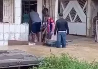 Chuvas deixam ruas alagadas e casas são invadidas por lama em Candeias imagem