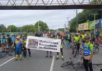 Ciclistas protestam na Paralela após colega morrer atropelado