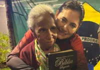 Com apoiadores, Michelle reza em frente a hospital onde está Bolsonaro imagem