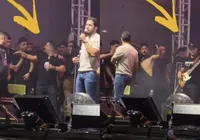 Confusão em palco com prefeito na Bahia interrompe show de dupla famosa imagem