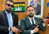 Deputado polemiza ao aparecer com fuzil e pistola na Câmara