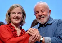 Deputado provoca e diz que Lula 'ofereceu' Gleisi a políticos imagem