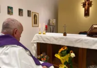 Divulgada primeira foto do papa Francisco desde a internação imagem