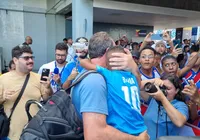 Do povo, o clamor: a festa para o Bahia no aeroporto rumo à Colômbia