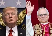 Donald Trump parabeniza papa americano e faz aceno; veja imagem
