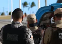 Dupla suspeita de roubar turistas na região da Barra é presa imagem