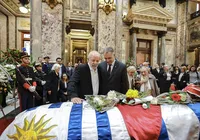 Emocionado, Lula se despede de Mujica e destaca legado de urguaio imagem