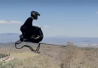 Empresa polonesa lança moto voadora que pode atingir 200 km/h imagem