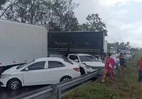 Engavetamento entre sete veículos deixa cinco feridos na BR-324 imagem
