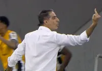 Ex-Bahia, Renato Paiva faz gesto obsceno em vitória do Botafogo imagem