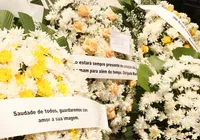 Famosos enviam coroas de flores para velório de Wanda Chase imagem