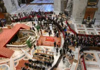 Fieis se despedem do papa no último dia do velório no Vaticano imagem