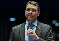 Filho de Bolsonaro repudia fala de deputado que desejou morte de Lula imagem