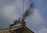 Fumaça sai preta e papa não é eleito na manhã do 2º dia de conclave imagem