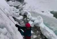 Grupo de alpinistas enfrenta desmoronamento de geleira no Peru imagem