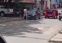Homem agride agente de trânsito com facão após ser repreendido