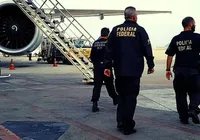 Homem é preso ao tentar abrir porta de avião durante voo imagem