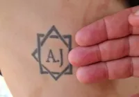 Homem escravizado é obrigado a tatuar iniciais de patrões imagem