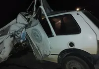Homem morre após carro bater de frente com carretas na Bahia imagem