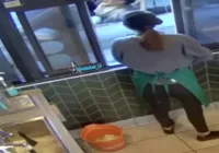 Homem que teve pênis queimado por chá quente vai receber R$ 50 milhões imagem