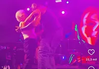 Idosa vai até o chão em show de Tony Salles no interior da Bahia; veja imagem