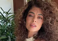 Juliana Paes surpreende funcionários de restaurante na Bahia imagem