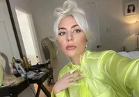 Lady Gaga presenteia fãs acampados no Copacabana Palace imagem