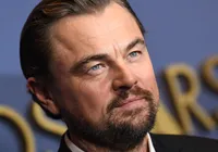 Leonardo DiCaprio surpreende fãs com visual envelhecido em novo filme imagem