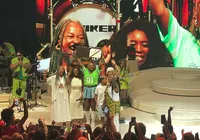 Liniker recebe título de cidadã soteropolitana em último show de 'Caju' imagem