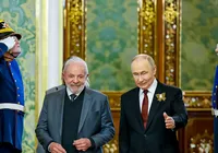 Lula estimula Putin a se reunir com Zelensky pela paz