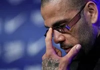 Mãe de Daniel Alves celebra absolvição de jogador acusado de estupro imagem