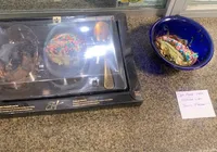 Mãe e filha seguem internadas após envenenamento por ovo de Páscoa imagem