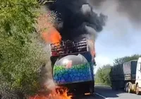 Maior trio elétrico do Carnaval de Salvador é atingido por incêndio imagem