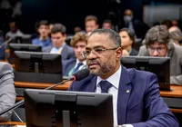 Marinho comemora aprovação de projeto que beneficia pais e mães atípicos imagem