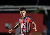 Matheuzinho encara dores e é relacionado para duelo na Sul-Americana imagem