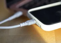 Menino de 11 anos morre eletrocutado ao tentar carregar celular imagem