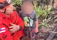 Menino de 2 anos desaparecido é encontrado protegido por cães imagem