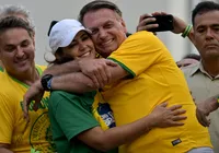 Michelle reza com apoiadores em hospital que Bolsonaro está internado imagem