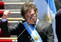 Milei avança com decreto contra imigração na Argentina