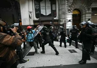 Milei promete prender protestantes por distúrbios na rua imagem