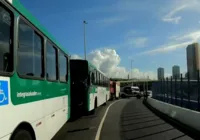 Motociclista bloqueia viaduto com pneus e interdita região do Iguatemi