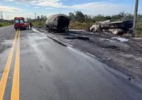 Motorista de caminhão-tanque morre carbonizado após batida na BR imagem