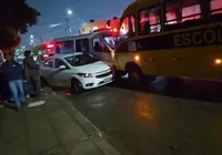 Motorista de micro-ônibus escolar passa mal e atinge cinco carros