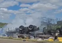 Motorista morre carbonizado após caminhão tombar na BA-026 imagem