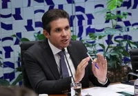 Motta se irrita e bate na mesa após deputadas insistirem em projeto imagem