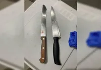 Mulher é presa após esfaquear e cortar cabelo de irmã gêmea imagem