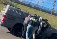 Mulher ferida em tiroteio na Paralela está fora de perigo, diz coronel imagem