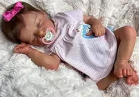 Mulher leva bebê reborn para se vacinar: "É só abrir a agulha"